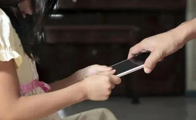 亲子三人玩手机游戏视频_亲子三人玩手机游戏有哪些_三人玩的亲子手机游戏